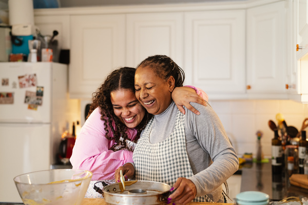 Happy African mother and daughter preparing a homemade dessert | Pension de reversion