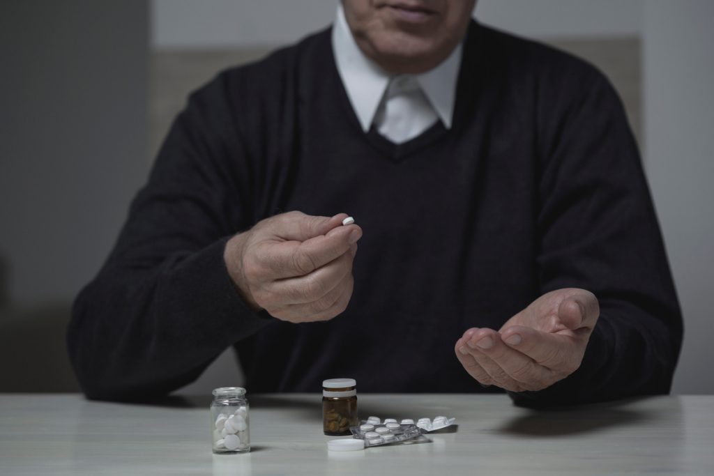 Pensioner taking pills | Pension de reversion suicide et pension de réversion