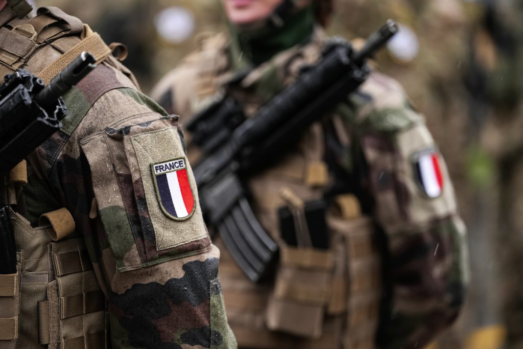 France Army soldiers uniform. Close up photo with the France fla | Pension de reversion