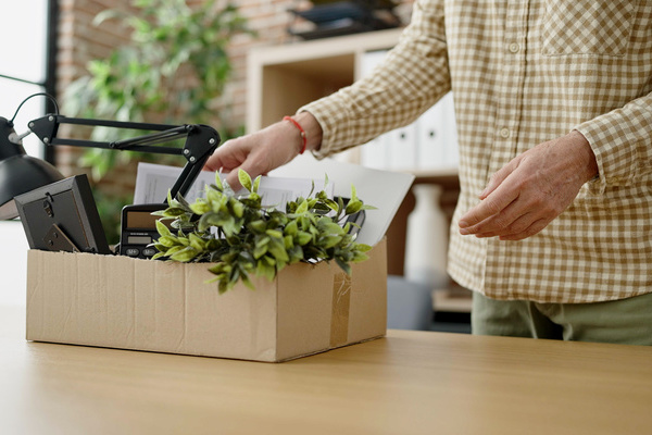 Middle age man business worker dismissed putting document on cardboard box at office | Pension de reversion