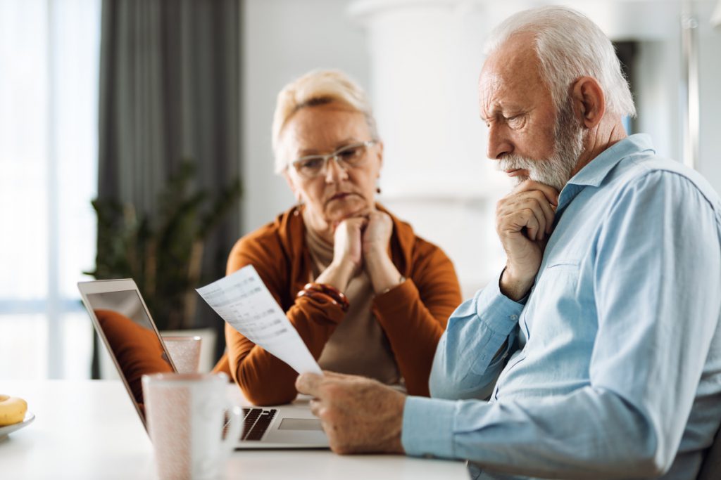 Old couple going through their finances together at home | Pension de reversion rupture conventionnelle