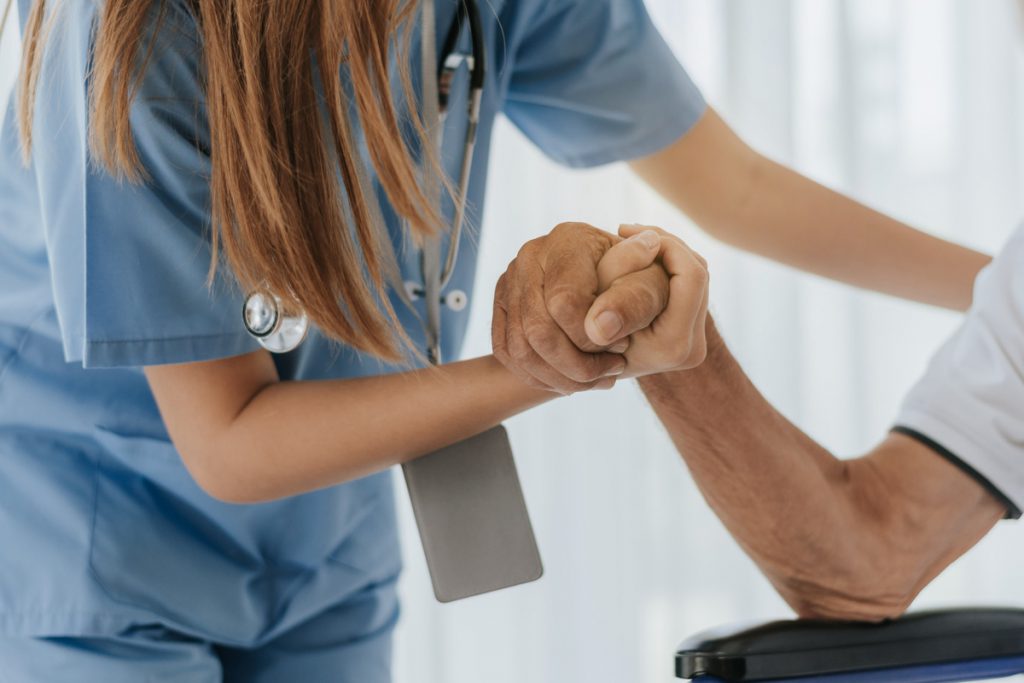 Nurse hand to helping and support senior man. Young nurse and El | Pension de reversion assurance dépendance