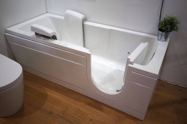 Handicapped disabled access bathroom bathtub with electric handl | Pension de reversion baignoire à porte