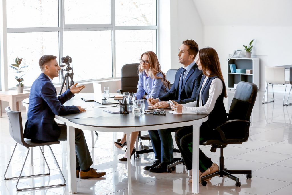 Human resources commission interviewing man in office | Pension de reversion CRA de la CNAV