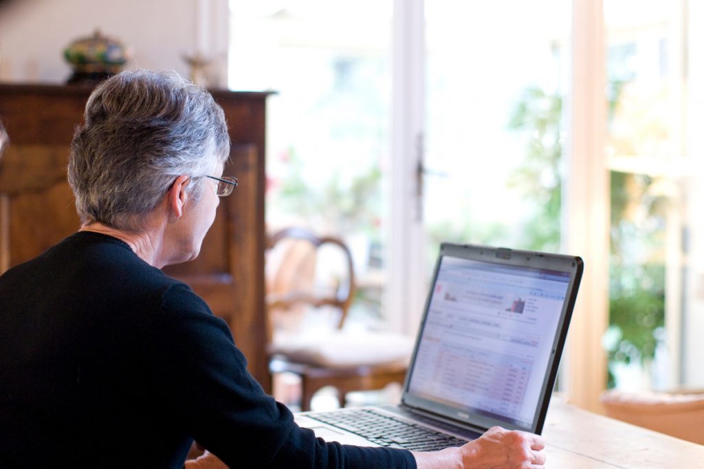 femme retraitée qui passe une commande sur internet | Pension de reversion Demande départ retraite complémentaire