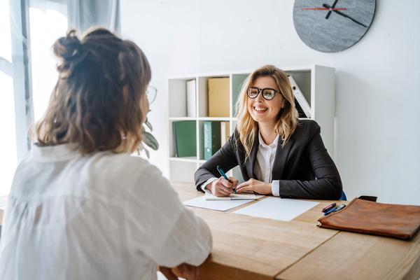 Young female candidate interviewed by employer | Pension de reversion montant retraite