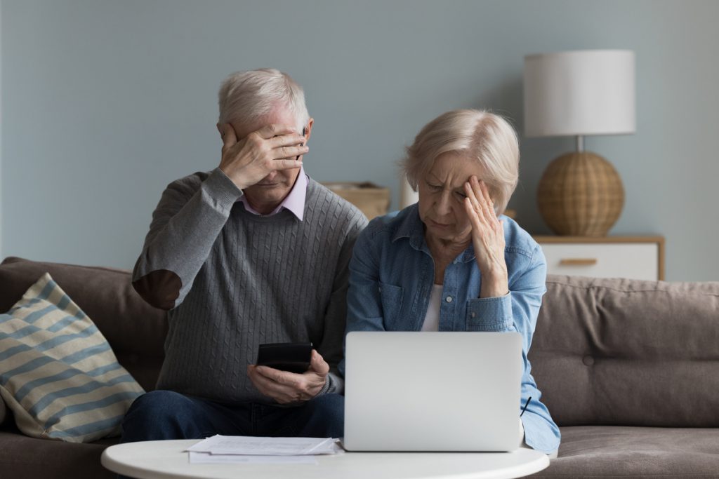 Frustrated sad senior couple finding money loss, financial problems | Pension de reversion erreur de calcul retraite