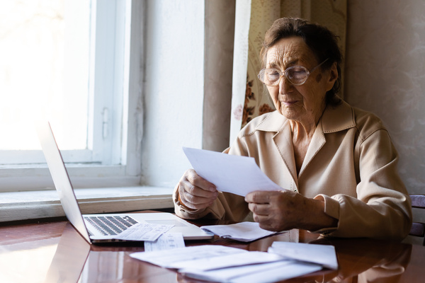 Pensioner read countless papers and is very focused | Pension de reversion retraite