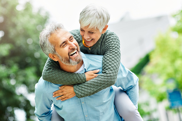 woman man outdoor senior couple happy lifestyle retirement toget | Pension de reversion