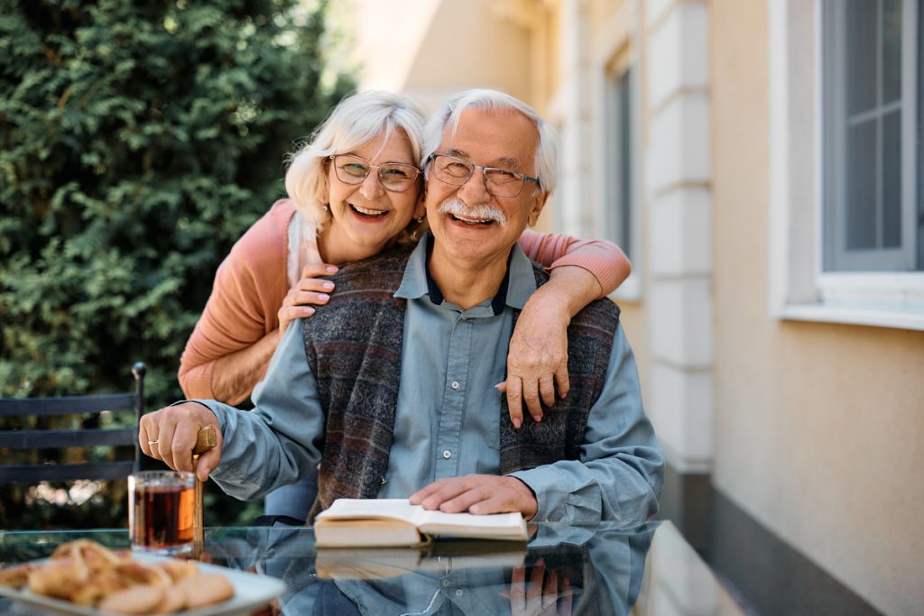 Couple de personnes âgées heureux