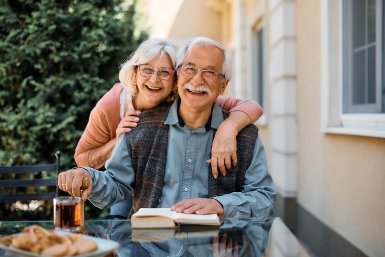 Couple de personnes âgées heureux