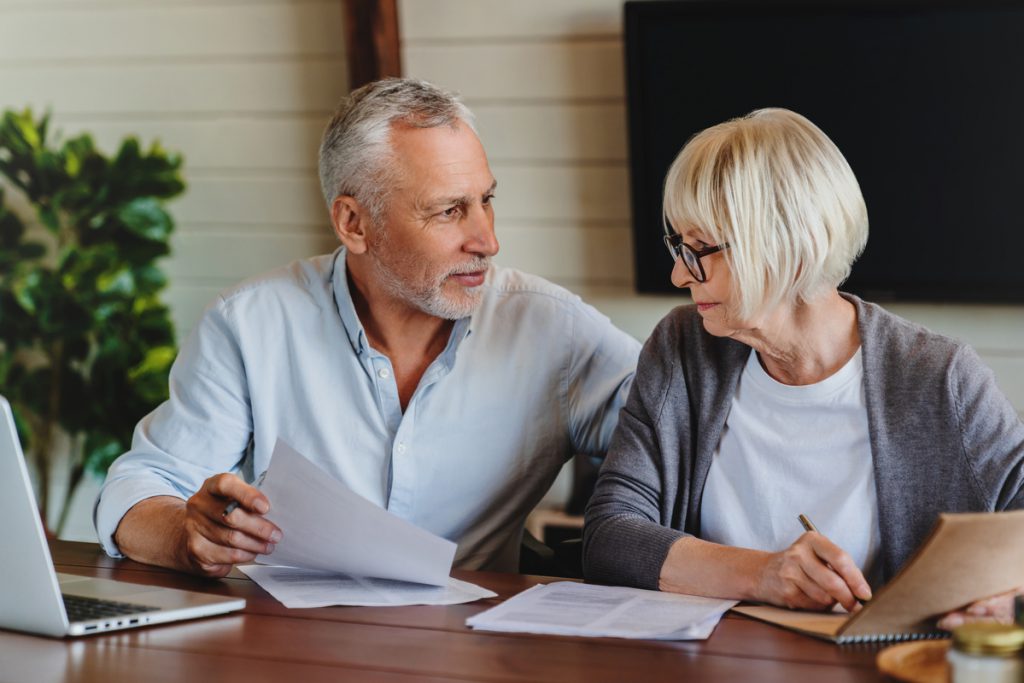 Couple personnes âgées devant démarches administratives