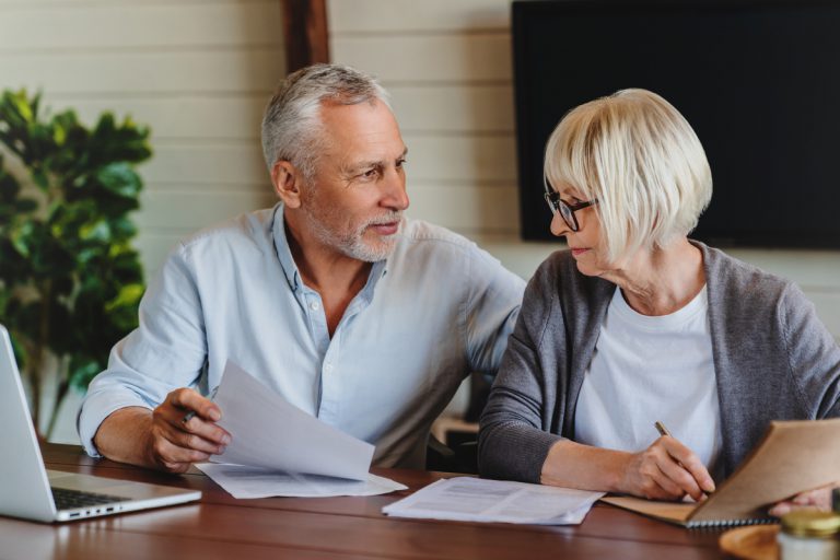 Couple personnes âgées devant démarches administratives