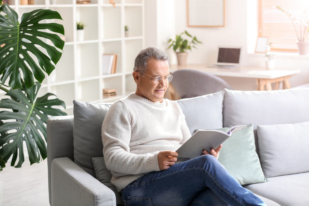 Homme âgé à la retraite sur canapé