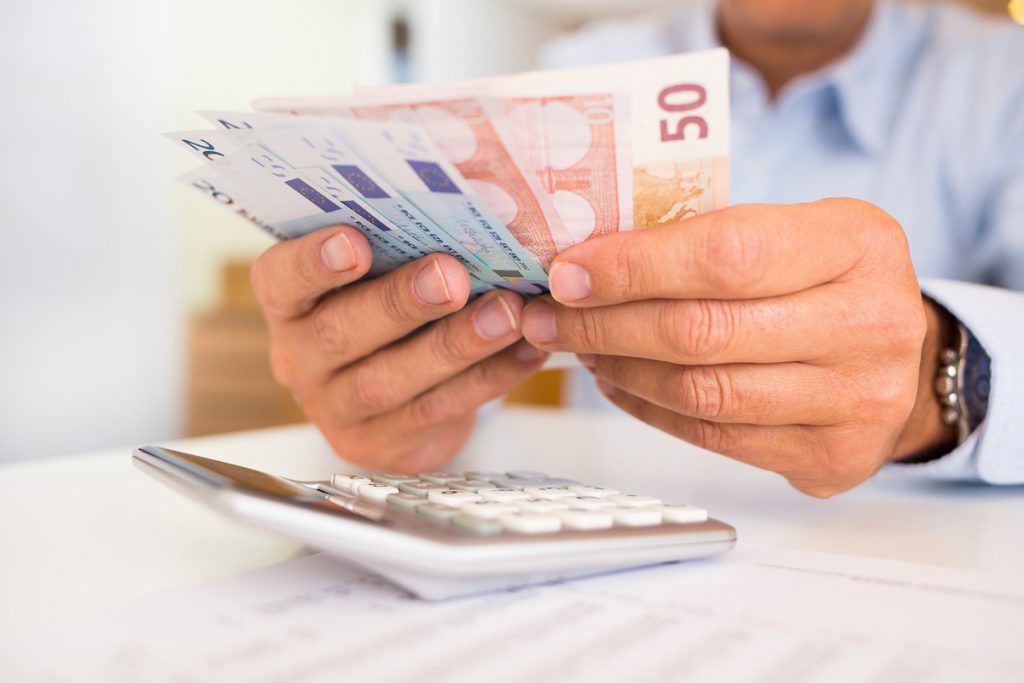 Man doing his accounting, financial adviser working | Pension de reversion Versement retraite