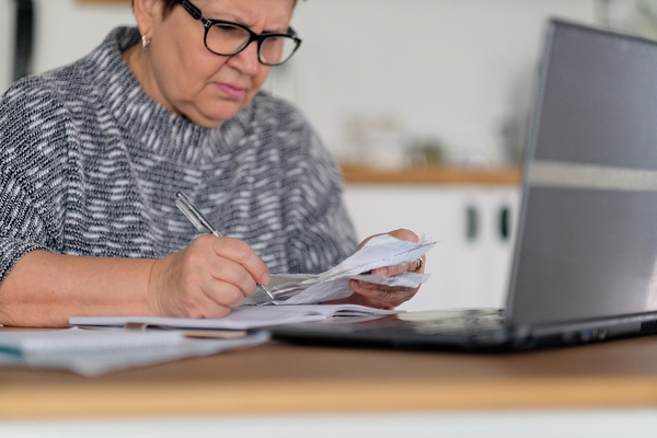 Old people, tax return and home banking. Worried senior lady paying federal taxes, doing family budget. Elderly hispanic person and stress. Concept of money, finance, financial problems | Pension de reversion retraite et impôts