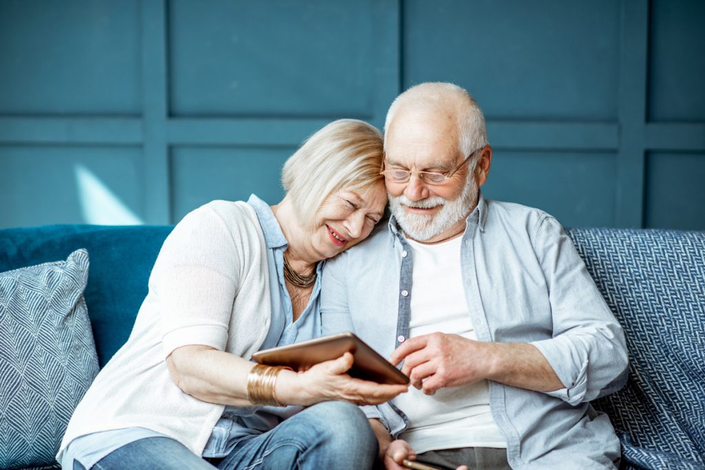 Senior couple with tablet at home | Pension de reversion trimestres retraite