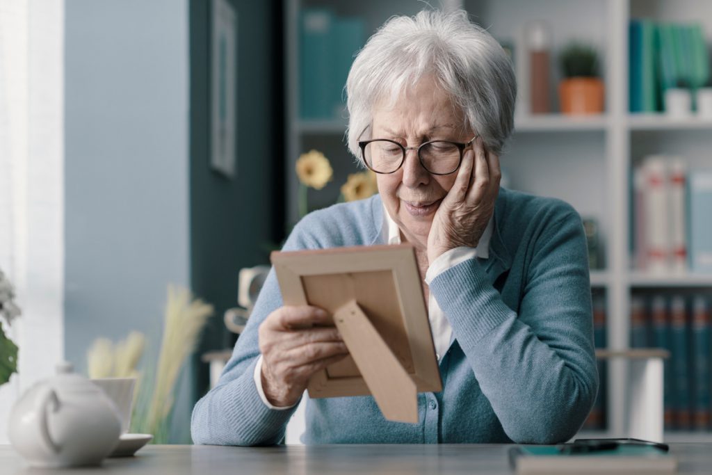 Sad old woman mourning the loss of her husband | Pension de reversion versement automatique pension de réversion