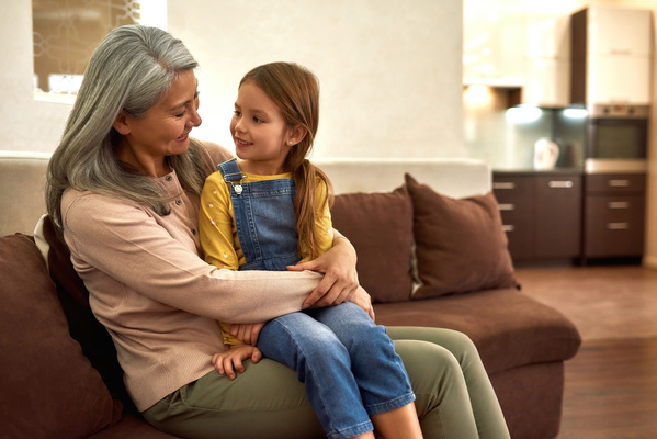 Beautiful mature woman holding preschool girl on her knees | Pension de reversion pension de réversion orphelins