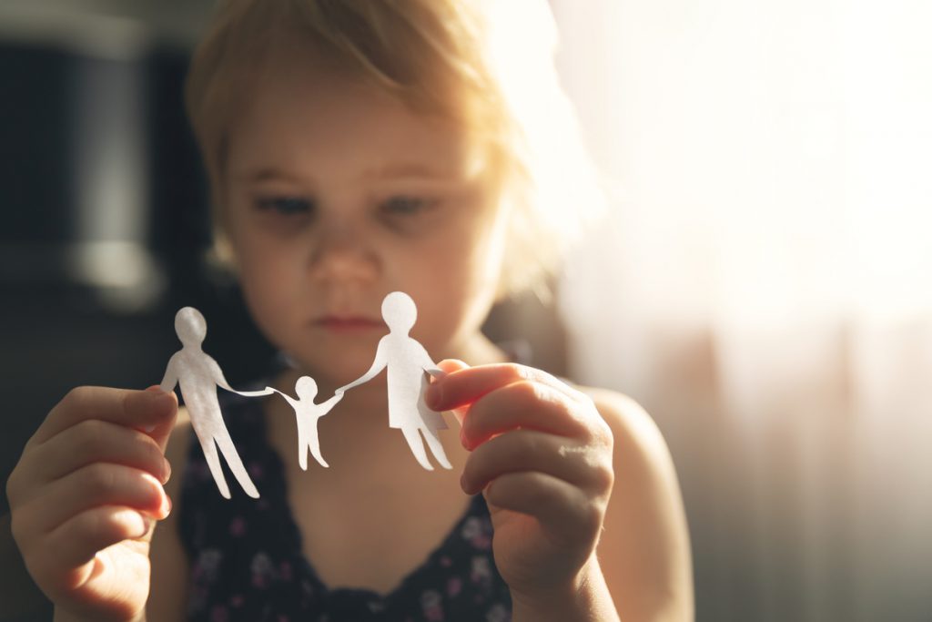 little girl with paper family in hands. concept of divorce, cust | Pension de reversion orphelins pension de réversion