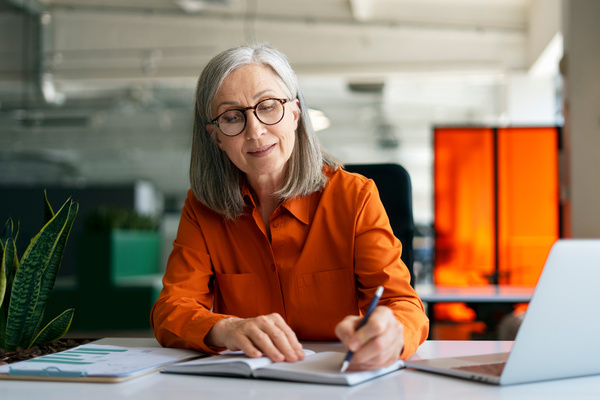 Confident mature woman, writer using laptop computer, taking no | Pension de reversion réforme des retraites, traitement dossiers