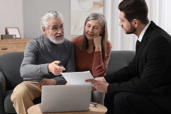 Insurance agent consulting elderly couple about pension plan in | Pension de reversion constituer une épargne retraite