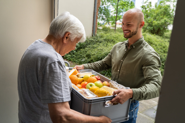 Grocery Food Shopping Help For Elder Senior Standing | Pension de reversion aide à domicile et courses