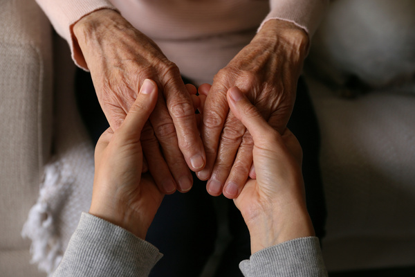 Cropped shot of elderly woman and female geriatric social worker | Pension de reversion asir