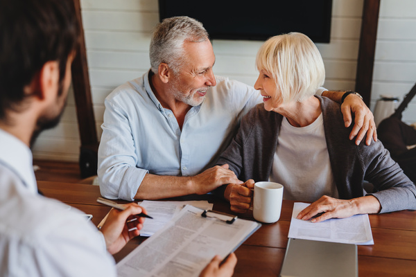Male realtor make offer for sale to old customers indoors | Pension de reversion Aides du ccas