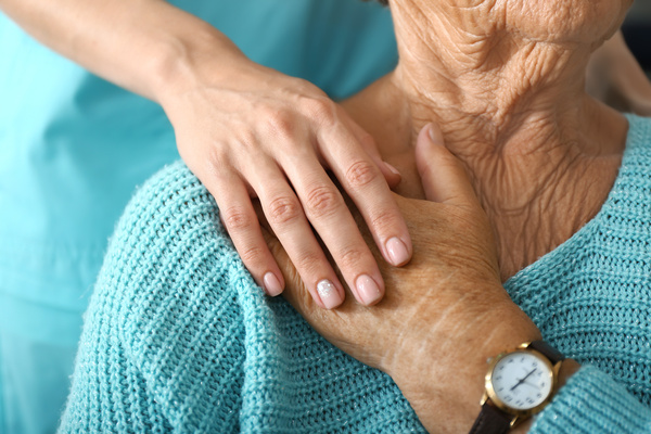 Doctor supporting elderly woman in clinic, closeup | Pension de reversion mutuelle santé