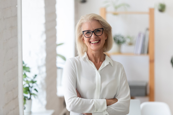 Portrait of successful mature businesswoman posing in office | Pension de reversion retraite et aides sociales