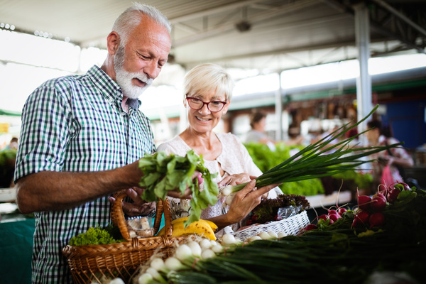Mature couple shopping vegetables and fruits on the market. Healthy diet. | Pension de reversion retraite anticipée