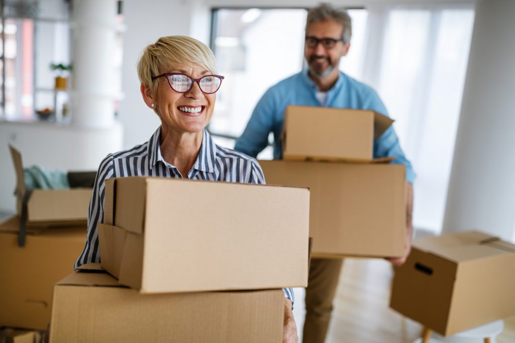 Portrait of happy senior couple in love moving in new home | Pension de reversion changement d'adresse