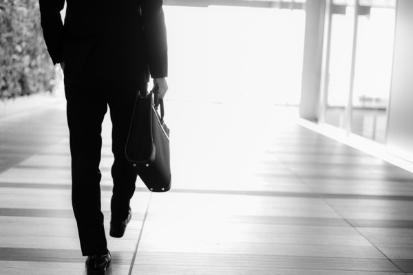 ビジネスイメージ モノクロ 歩く男性 | Pension de reversion avantages retraite fonctionnaires