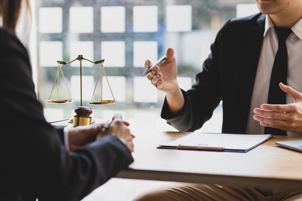 Lawyer is explaining the terms of the legal contract document and asking the client to sign it properly. Legal counsel and legal proceedings consulting services. | Pension de reversion porte-fort succession