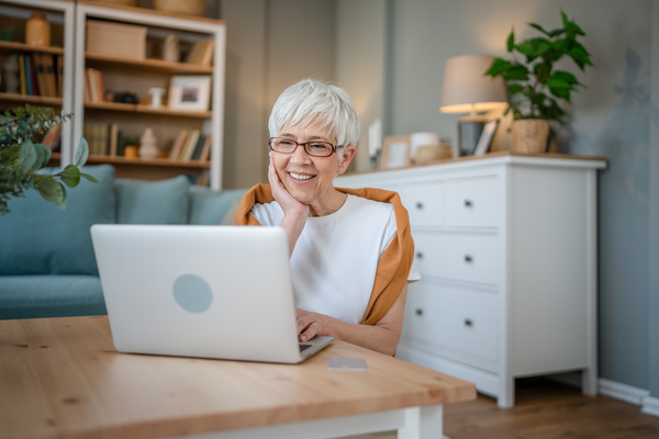Senior caucasian woman use laptop computer at home for work | Pension de reversion services retraite