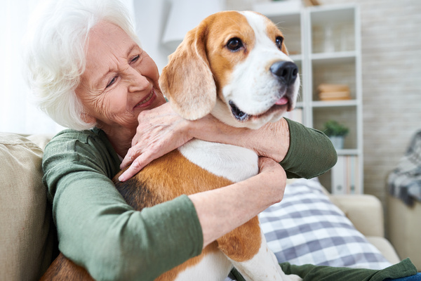 Happy granny loving her dog | Pension de reversion EHPAD animaux de compagnie