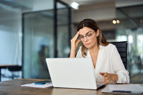 Worried fatigued mature business woman wearing glasses having headache at work. | Pension de reversion compte personnel Agirc-Arrco