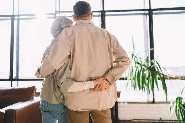 Unrecognizable couple hugging in room | Pension de reversion partage droits retraite