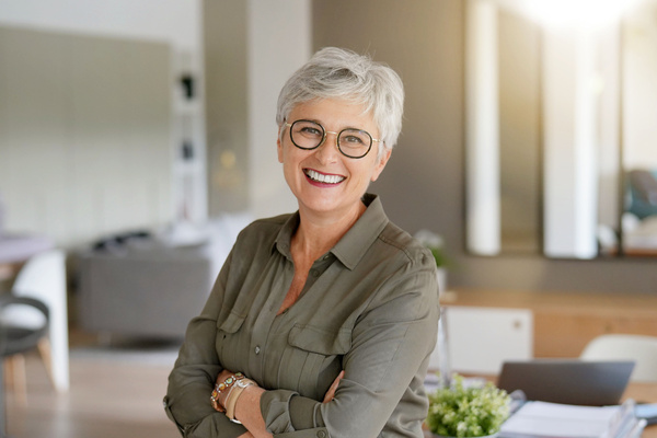 portrait of a beautiful smiling 55 year old woman with white hai | Pension de reversion indemnité de départ en retraite