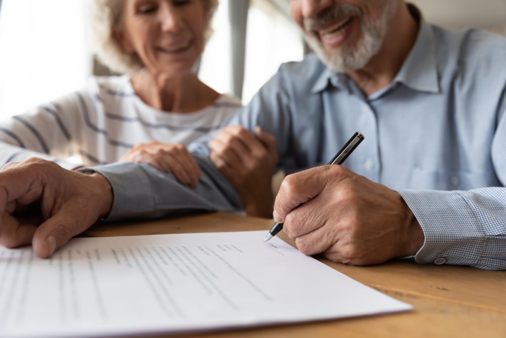 Old couple make agreement sign insurance contract | Pension de reversion personnes privées d'héritage