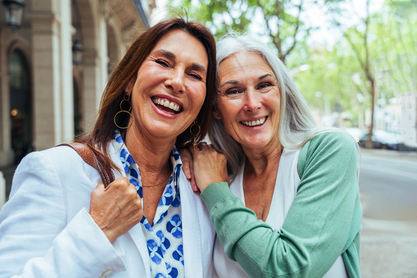 Beautiful senior women meeting outdoors in the city - Two mature female adults friends bonding and having fun while shopping outdoors | Pension de reversion droits retraite femmes