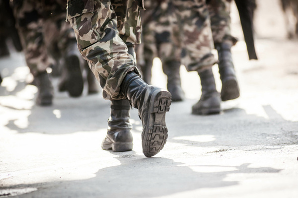 running soldiers carrying weapons | Pension de reversion service national et droits retraite