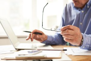 Senior Man Using Laptop at Home Closeup | Pension de reversion