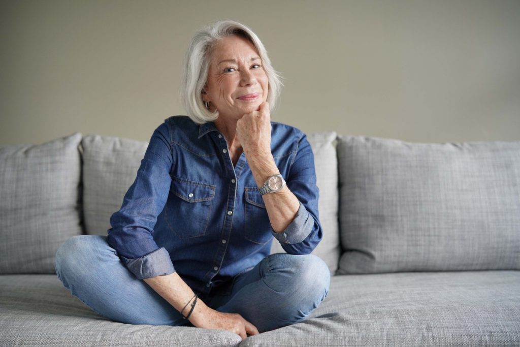 Modern senior woman in all denim on couch | Pension de reversion