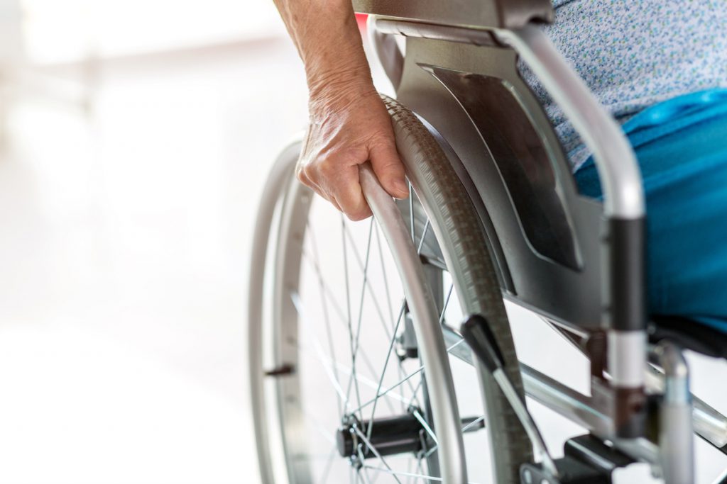 Unrecognizable senior person sitting in wheelchair | Pension de reversion invalidité