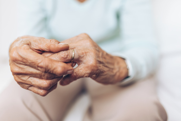 Heartbroken elderly woman holding a wedding ring | Pension de reversion droits du conjoint survivant