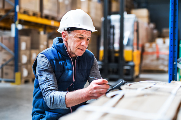Portrait of a senior male warehouse worker or a supervisor | Pension de reversion formulaire retraite progressive