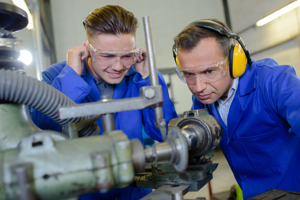 Apprentice protecting ears from noisy machine | Pension de reversion points de pénibilité