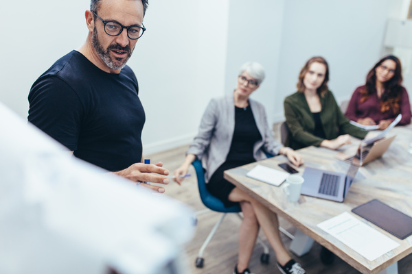 Entrepreneur doing presentation in meeting room | Pension de reversion retraite et CPF